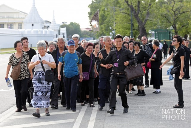 นักท่องเที่ยวพร้อมใจแต่งชุดดำ เที่ยวชมวัดพระแก้ว