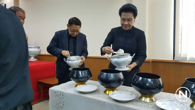 อบจ.ทำบุญตักบาตรวัน อบจ.พร้อมแปรอักษรแสดงความอาลัยในหลวง ร.๙