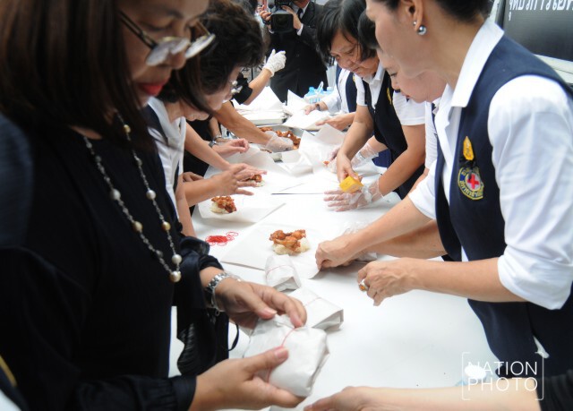 "พระองค์โสม" ทรงทอดไก่ประทานให้แก่ประชาชน
