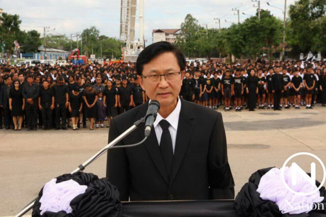 อบจ.ทำบุญตักบาตรวัน อบจ.พร้อมแปรอักษรแสดงความอาลัยในหลวง ร.๙