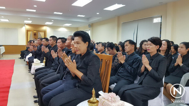 อบจ.ทำบุญตักบาตรวัน อบจ.พร้อมแปรอักษรแสดงความอาลัยในหลวง ร.๙