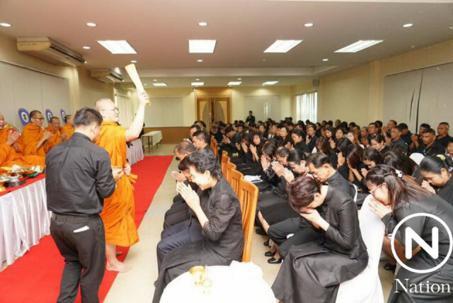 อบจ.ทำบุญตักบาตรวัน อบจ.พร้อมแปรอักษรแสดงความอาลัยในหลวง ร.๙