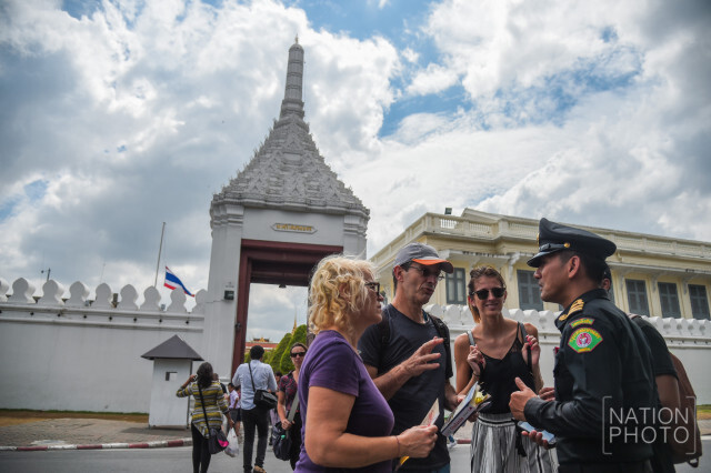 ตร.ท่องเที่ยวนำล่ามอาสาสมัครอำนวยความสะดวกนักท่องเที่ยว