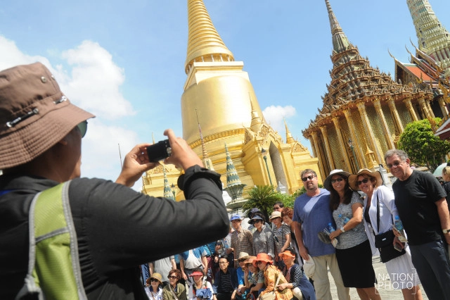 วันแรกของวัดพระแก้ว หลังเปิดในรอบ 2 สัปดาห์