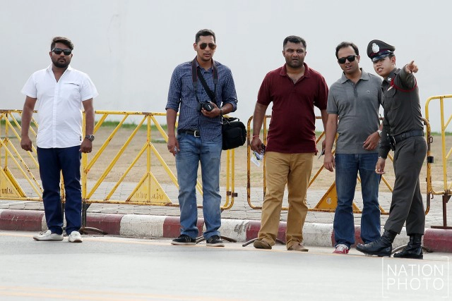 นักท่องเที่ยวพร้อมใจแต่งชุดดำ เที่ยวชมวัดพระแก้ว