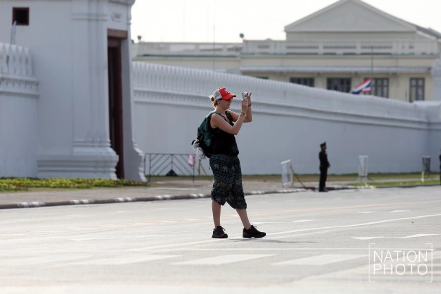 นักท่องเที่ยวพร้อมใจแต่งชุดดำ เที่ยวชมวัดพระแก้ว