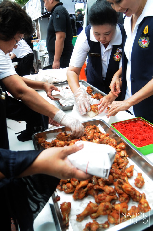 "พระองค์โสม" ทรงทอดไก่ประทานให้แก่ประชาชน