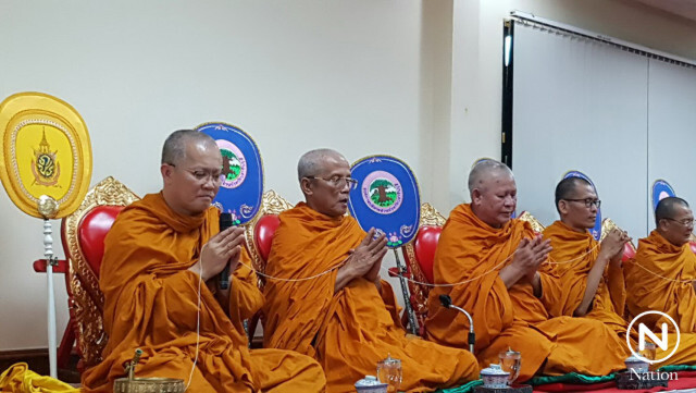อบจ.ทำบุญตักบาตรวัน อบจ.พร้อมแปรอักษรแสดงความอาลัยในหลวง ร.๙