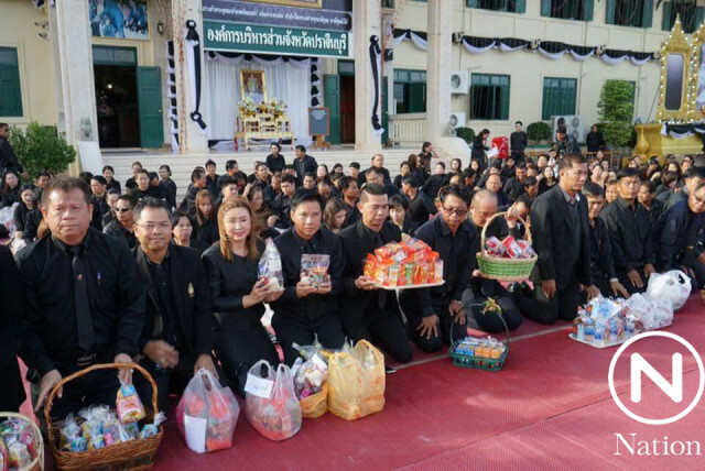 อบจ.ทำบุญตักบาตรวัน อบจ.พร้อมแปรอักษรแสดงความอาลัยในหลวง ร.๙