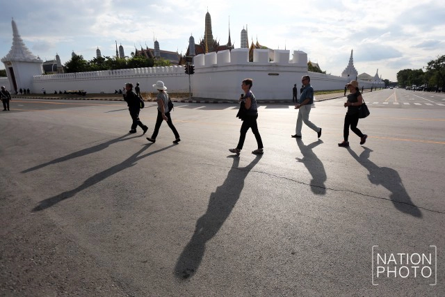 นักท่องเที่ยวพร้อมใจแต่งชุดดำ เที่ยวชมวัดพระแก้ว