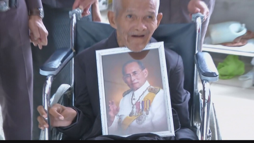 "ลุงเอี่ยม" ถวายความอาลัยในหลวง ร.๙ "ลุงเอี่ยม" ถวายความอาลัยในหลวง ร.๙
