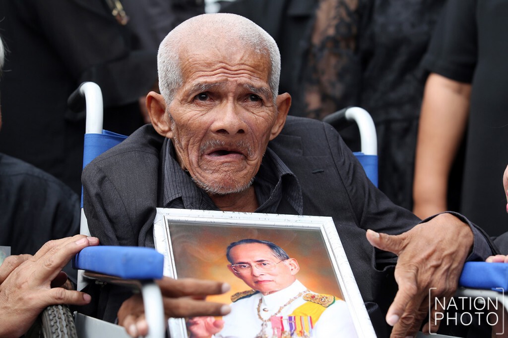 "ลุงเอี่ยม" ขอทานเงินล้าน วัดไร่ขิง เข้าสักการะพระบรมศพเบื้องหน้าพระบรมโกศ "ลุงเอี่ยม" ขอทานเงินล้าน วัดไร่ขิง เข้าสักการะพระบรมศพเบื้องหน้าพระบรมโกศ