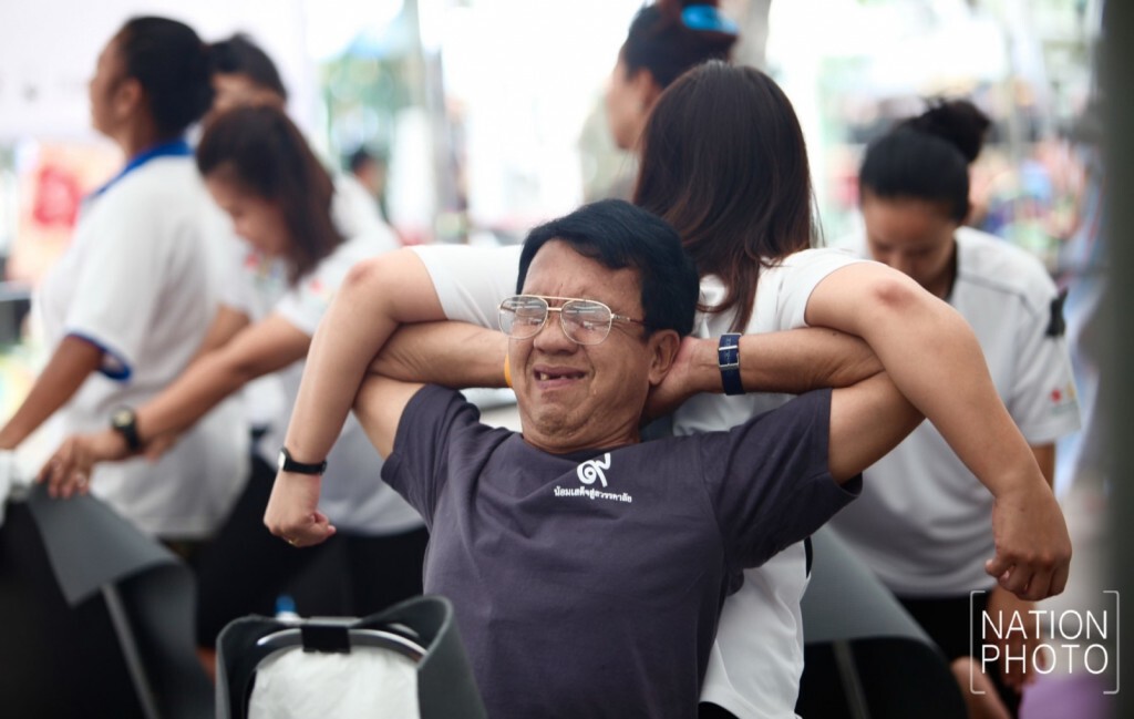อดีตนักโทษหญิงได้รับพระราชทานอภัยโทษ
เป็นจิตอาสาบริการนวดฟรี อดีตนักโทษหญิงได้รับพระราชทานอภัยโทษ
เป็นจิตอาสาบริการนวดฟรี