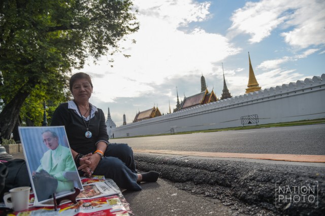 พสกนิกรจากทั่วทุกสารทิศ ร่วมสักการะพระบรมศพ ณ พระที่นั่งดุสิตมหาปราสาท
