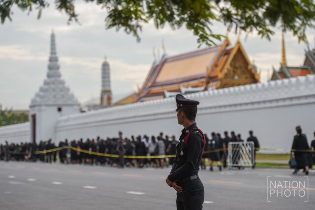 พสกนิกรจากทั่วทุกสารทิศ ร่วมสักการะพระบรมศพ ณ พระที่นั่งดุสิตมหาปราสาท