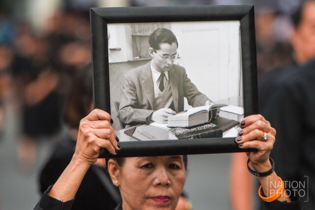 พสกนิกรจากทั่วทุกสารทิศ ร่วมสักการะพระบรมศพ ณ พระที่นั่งดุสิตมหาปราสาท