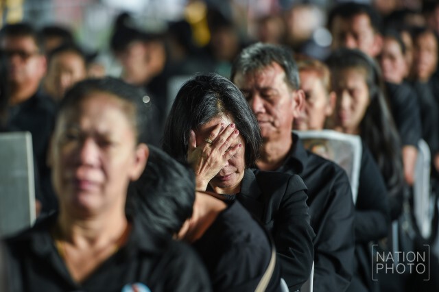 พสกนิกรจากทั่วทุกสารทิศ ร่วมสักการะพระบรมศพ ณ พระที่นั่งดุสิตมหาปราสาท