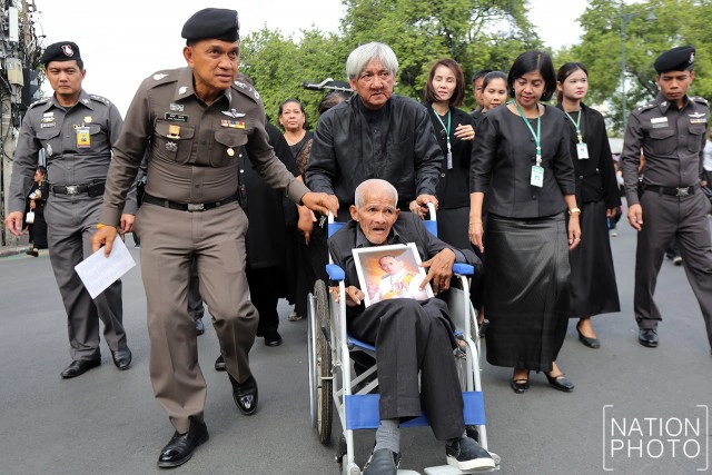 "ลุงเอี่ยม" ขอทานเงินล้าน วัดไร่ขิง เข้าสักการะพระบรมศพเบื้องหน้าพระบรมโกศ