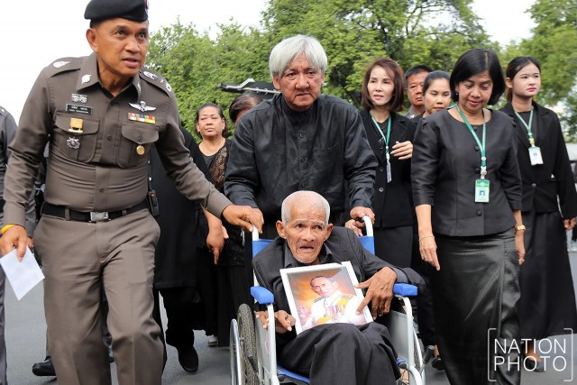 "ลุงเอี่ยม" ขอทานเงินล้าน วัดไร่ขิง เข้าสักการะพระบรมศพเบื้องหน้าพระบรมโกศ