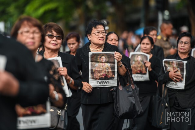 พสกนิกรจากทั่วทุกสารทิศ ร่วมสักการะพระบรมศพ ณ พระที่นั่งดุสิตมหาปราสาท