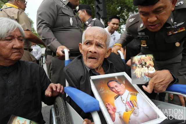 "ลุงเอี่ยม" ขอทานเงินล้าน วัดไร่ขิง เข้าสักการะพระบรมศพเบื้องหน้าพระบรมโกศ