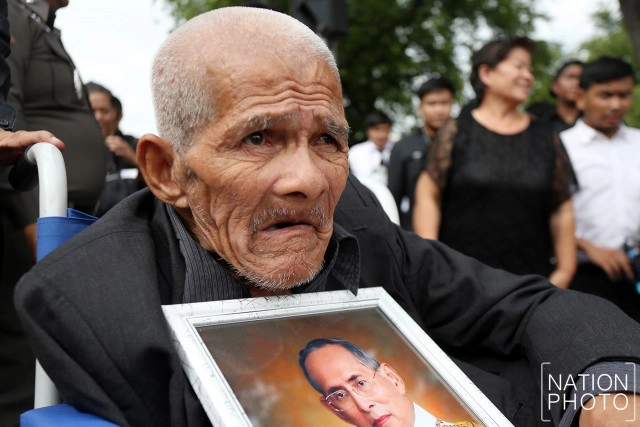 "ลุงเอี่ยม" ขอทานเงินล้าน วัดไร่ขิง เข้าสักการะพระบรมศพเบื้องหน้าพระบรมโกศ