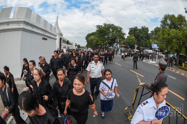 พสกนิกรจากทั่วทุกสารทิศ ร่วมสักการะพระบรมศพ ณ พระที่นั่งดุสิตมหาปราสาท