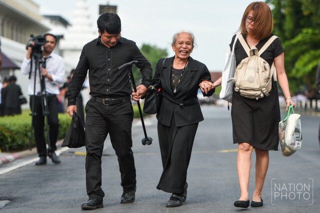 พสกนิกรจากทั่วทุกสารทิศ ร่วมสักการะพระบรมศพ ณ พระที่นั่งดุสิตมหาปราสาท