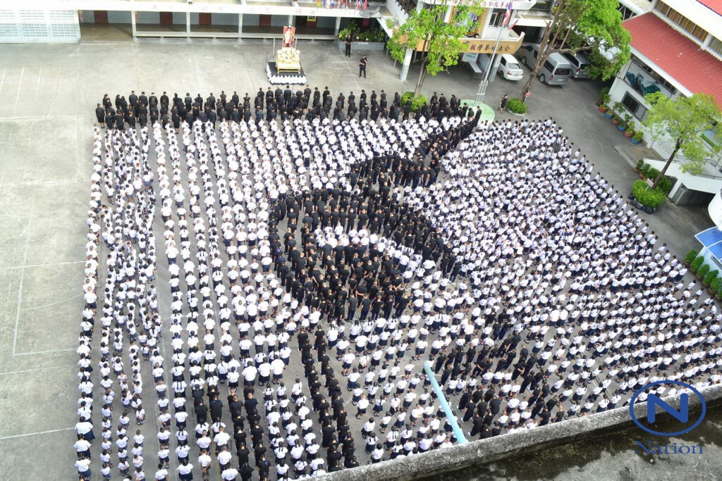 นักเรียนโรงเรียนป้วยฮั้วร่วมแปลอักษร ร่วมแสดงความไว้อาลัย นักเรียนโรงเรียนป้วยฮั้วร่วมแปลอักษร ร่วมแสดงความไว้อาลัย