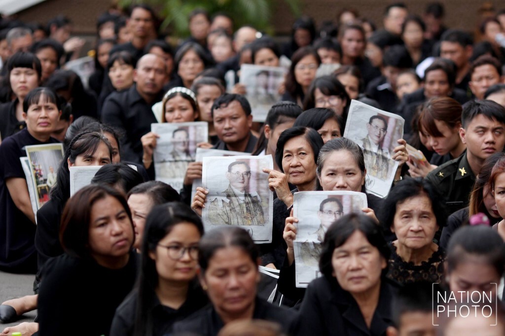 ประชาชน เดินทางมาถวายสักการะพระบรมศพ เบื้องหน้าพระบรมโกศ ประชาชน เดินทางมาถวายสักการะพระบรมศพ เบื้องหน้าพระบรมโกศ