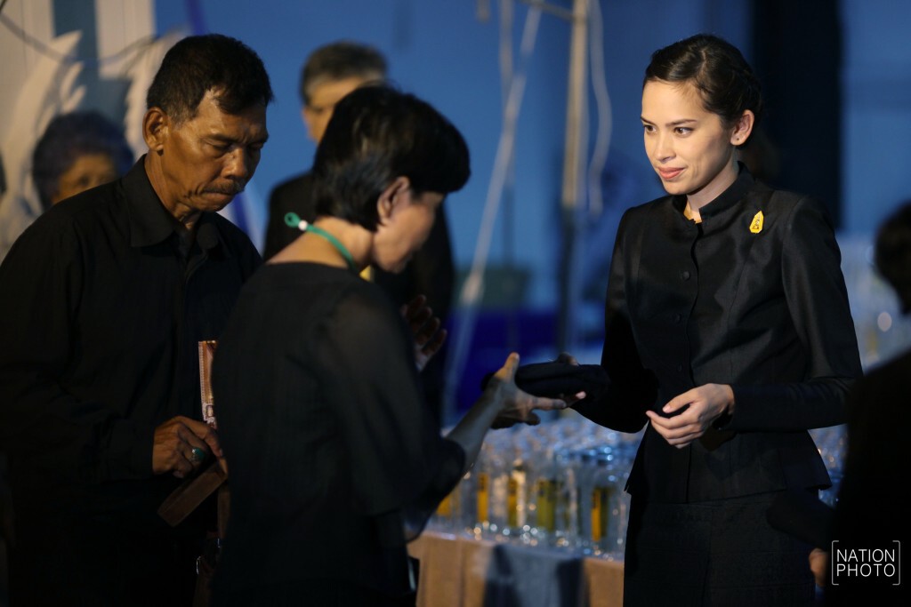 คุณสิริกิติยา เจนเซนมอบเสื้อสีดำแก่ประชาชน คุณสิริกิติยา เจนเซนมอบเสื้อสีดำแก่ประชาชน