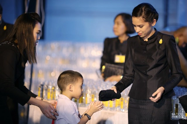 คุณสิริกิติยา เจนเซนมอบเสื้อสีดำแก่ประชาชน