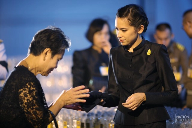 คุณสิริกิติยา เจนเซนมอบเสื้อสีดำแก่ประชาชน