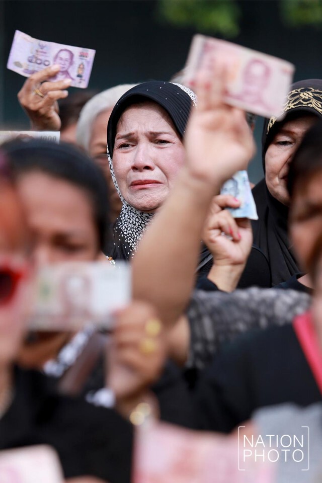 ชาวยะลา ร่วมร้องเพลงสรรเสริญพระบารมี