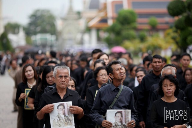 ประชาชน เดินทางมาถวายสักการะพระบรมศพ เบื้องหน้าพระบรมโกศ