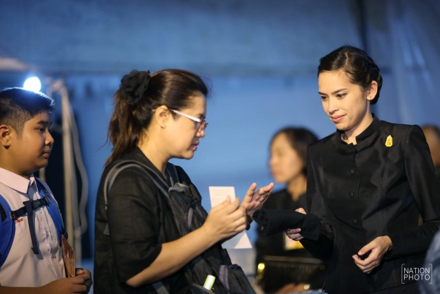 คุณสิริกิติยา เจนเซนมอบเสื้อสีดำแก่ประชาชน