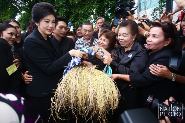 "ชาวนาอุบล" ให้กำลังใจยิ่งลักษณ์ขึ้นศาล