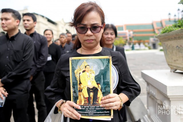 ประชาชน เดินทางมาถวายสักการะพระบรมศพ เบื้องหน้าพระบรมโกศ