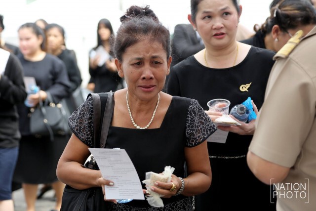 ประชาชน เดินทางมาถวายสักการะพระบรมศพ เบื้องหน้าพระบรมโกศ