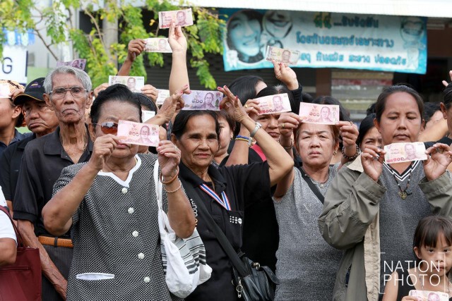ชาวยะลา ร่วมร้องเพลงสรรเสริญพระบารมี