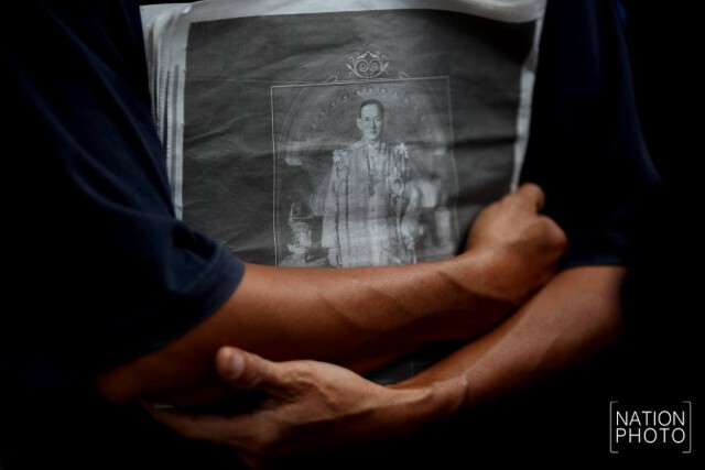 ประชาชน เดินทางมาถวายสักการะพระบรมศพ เบื้องหน้าพระบรมโกศ