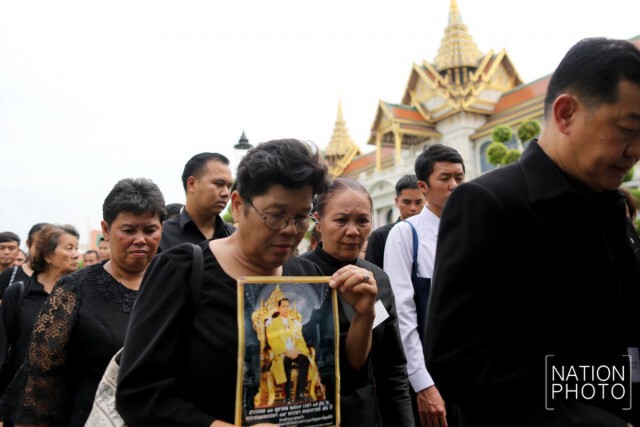 ประชาชน เดินทางมาถวายสักการะพระบรมศพ เบื้องหน้าพระบรมโกศ