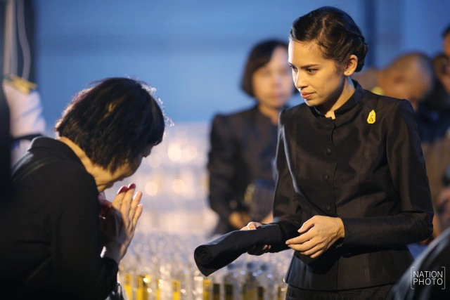 คุณสิริกิติยา เจนเซนมอบเสื้อสีดำแก่ประชาชน