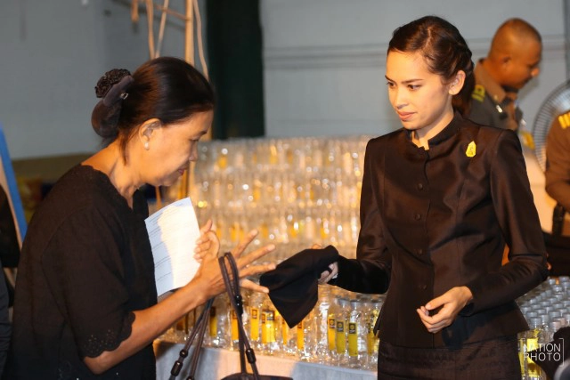 คุณสิริกิติยา เจนเซนมอบเสื้อสีดำแก่ประชาชน