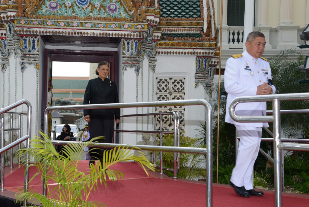 สมเด็จพระเทพรัตนราชสุดาฯ ถวายภัตตาหารเช้าแด่พระภิกษุสงฆ์ สมเด็จพระเทพรัตนราชสุดาฯ ถวายภัตตาหารเช้าแด่พระภิกษุสงฆ์