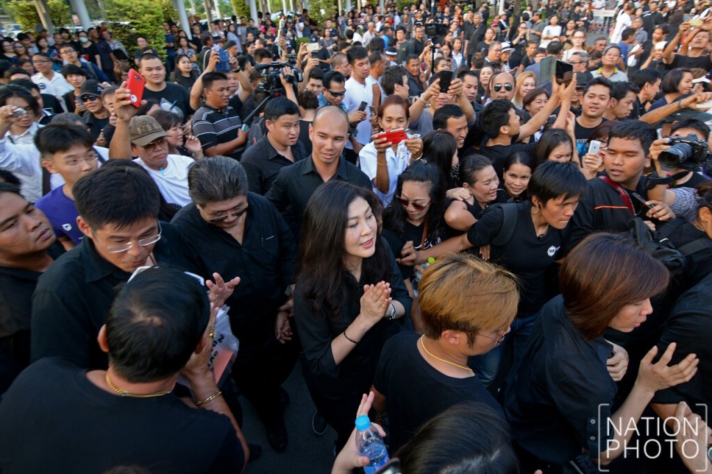 "ยิ่งลักษณ์"จัดอีเว้นท์ขายข้าว
10 ตัน หมดในหนึ่งชัวโมง "ยิ่งลักษณ์"จัดอีเว้นท์ขายข้าว
10 ตัน หมดในหนึ่งชัวโมง