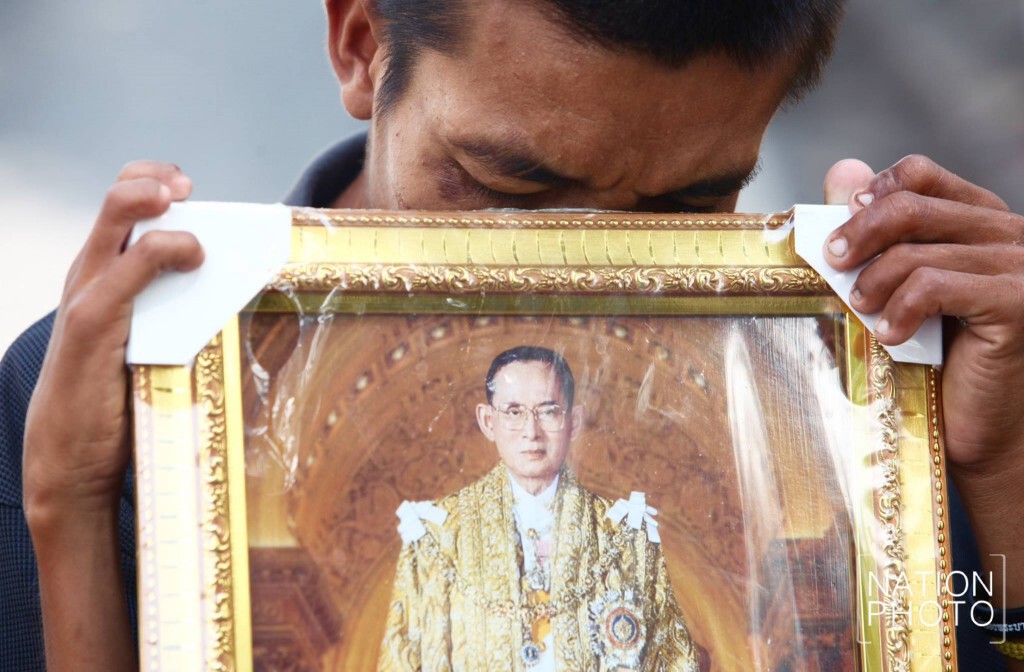 ร้านขายภาพ ใจดี ให้ภาพพระบรมฉายาลักษณ์ในหลวง แก่ "สุรพงษ์" หนุ่มพิการซ้ำซ้อน ฟรี ร้านขายภาพ ใจดี ให้ภาพพระบรมฉายาลักษณ์ในหลวง แก่ "สุรพงษ์" หนุ่มพิการซ้ำซ้อน ฟรี