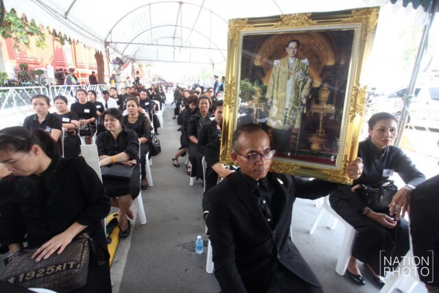 ประชาชนหลั่งไหล ถวายสักการะพระบรมศพ