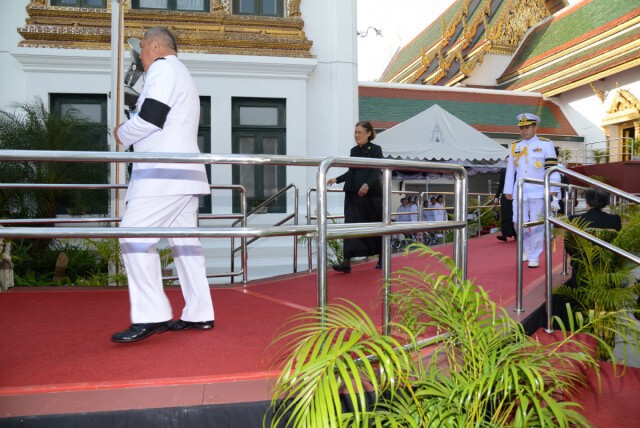 สมเด็จพระเทพรัตนราชสุดาฯ ถวายภัตตาหารเช้าแด่พระภิกษุสงฆ์