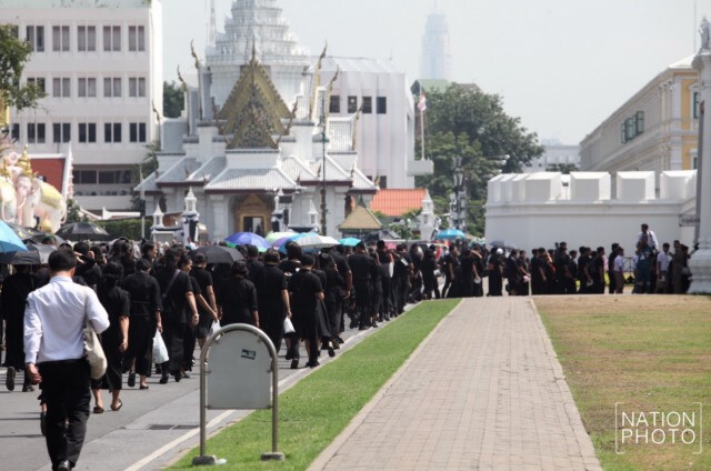ประชาชนหลั่งไหล ถวายสักการะพระบรมศพ